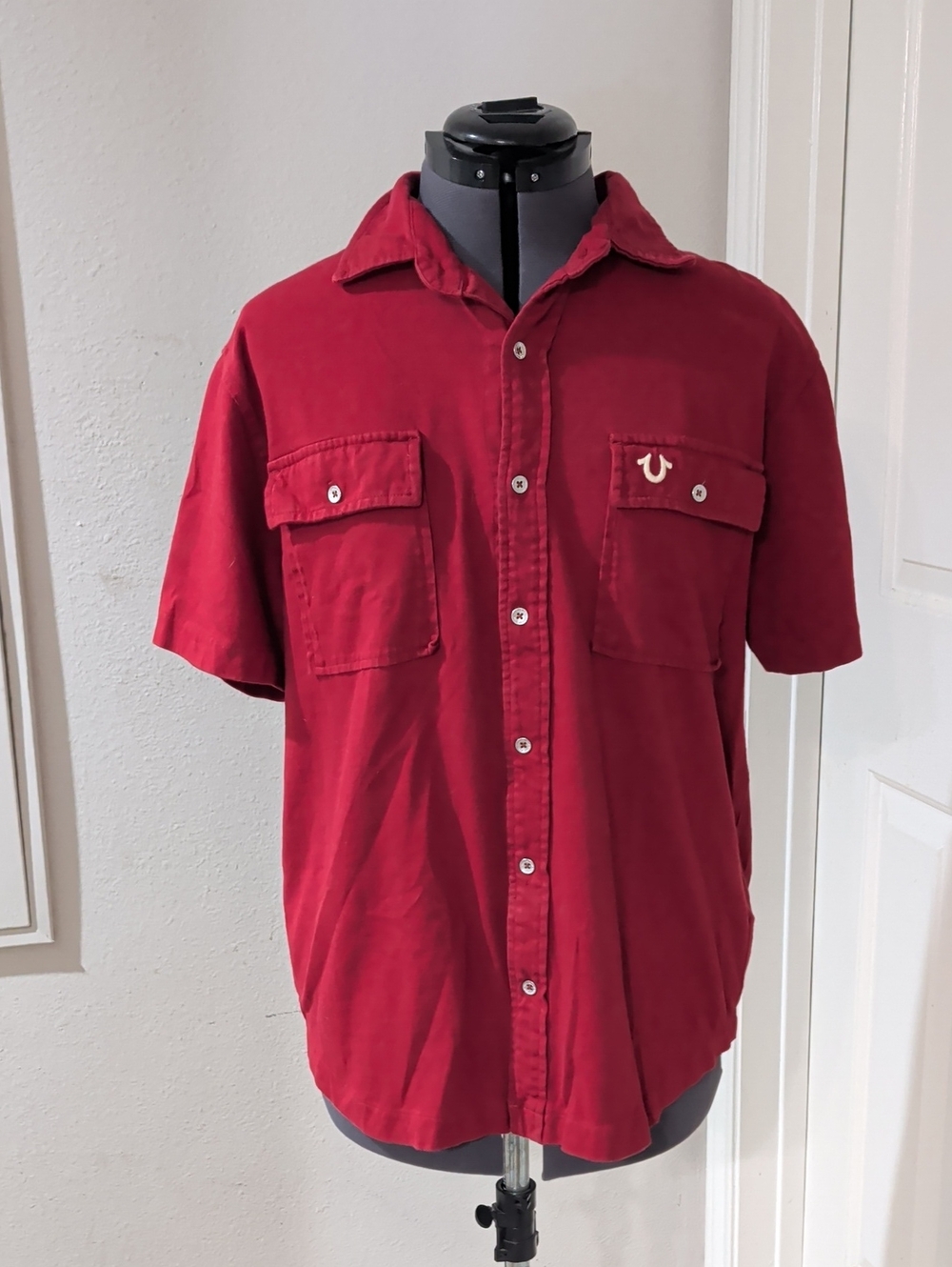 True Religion Men's Medium Short-Sleeve Button-Down Shirt in Red 100% Cotton